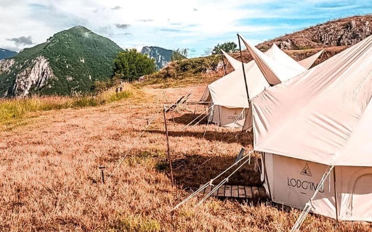 Hôtel Lodg'ing Secret Camp Ariège à Lordat Extérieur photo