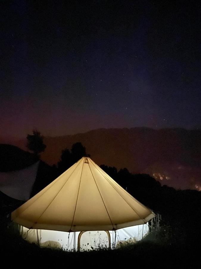 Hôtel Lodg'ing Secret Camp Ariège à Lordat Extérieur photo